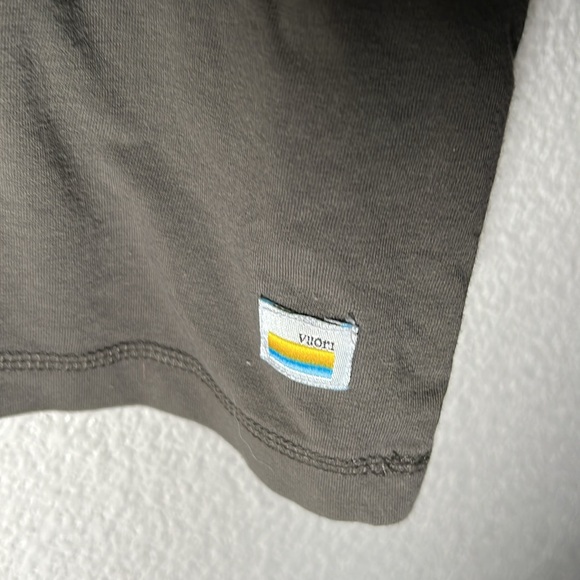 Vuori Ever Henley shirt Men M/L PTP 23.5 - Picture 2 of 8